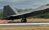 [ẢNH] Mài tóe lửa đường băng khi hạ cánh khẩn, tiết lộ thiết kế lạ của F-22 Raptor