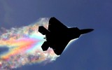 [ẢNH] Mài tóe lửa đường băng khi hạ cánh khẩn, tiết lộ thiết kế lạ của F-22 Raptor