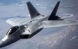 [ẢNH] Mài tóe lửa đường băng khi hạ cánh khẩn, tiết lộ thiết kế lạ của F-22 Raptor