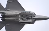 [ẢNH] Mài tóe lửa đường băng khi hạ cánh khẩn, tiết lộ thiết kế lạ của F-22 Raptor