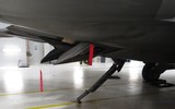 [ẢNH] Mài tóe lửa đường băng khi hạ cánh khẩn, tiết lộ thiết kế lạ của F-22 Raptor