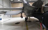 [ẢNH] Mài tóe lửa đường băng khi hạ cánh khẩn, tiết lộ thiết kế lạ của F-22 Raptor