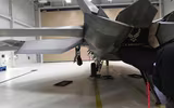 [ẢNH] Mài tóe lửa đường băng khi hạ cánh khẩn, tiết lộ thiết kế lạ của F-22 Raptor