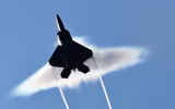 [ẢNH] Mài tóe lửa đường băng khi hạ cánh khẩn, tiết lộ thiết kế lạ của F-22 Raptor