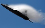 [ẢNH] Mài tóe lửa đường băng khi hạ cánh khẩn, tiết lộ thiết kế lạ của F-22 Raptor