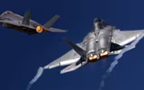 [ẢNH] Mài tóe lửa đường băng khi hạ cánh khẩn, tiết lộ thiết kế lạ của F-22 Raptor