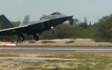 [ẢNH] Mài tóe lửa đường băng khi hạ cánh khẩn, tiết lộ thiết kế lạ của F-22 Raptor