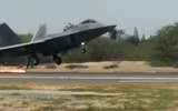 [ẢNH] Mài tóe lửa đường băng khi hạ cánh khẩn, tiết lộ thiết kế lạ của F-22 Raptor