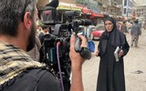 [ẢNH] Taliban dùng súng đe dọa phóng viên CNN