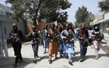 [ẢNH] Taliban dùng súng đe dọa phóng viên CNN