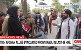 [ẢNH] Taliban dùng súng đe dọa phóng viên CNN