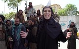 [ẢNH] Taliban dùng súng đe dọa phóng viên CNN