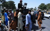 [ẢNH] Taliban ‘bất nhất’ khi vừa kêu gọi vừa cấm cửa viên chức Afghanistan đi làm