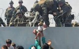 [ẢNH] Số phận mỉm cười với em bé Aghanistan sơ sinh di tản qua hàng rào kẽm gai