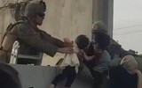 [ẢNH] Số phận mỉm cười với em bé Aghanistan sơ sinh di tản qua hàng rào kẽm gai