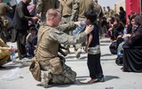 [ẢNH] Số phận mỉm cười với em bé Aghanistan sơ sinh di tản qua hàng rào kẽm gai
