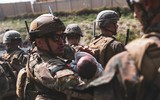 [ẢNH] Số phận mỉm cười với em bé Aghanistan sơ sinh di tản qua hàng rào kẽm gai