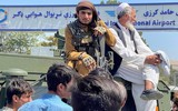 [ẢNH] Taliban ‘bất nhất’ khi vừa kêu gọi vừa cấm cửa viên chức Afghanistan đi làm