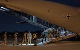[ẢNH] ‘Ngựa thồ’ NATO gây tai tiếng khi tham gia di tản người tại Afghanistan