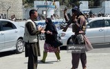 [ẢNH] Taliban ‘bất nhất’ khi vừa kêu gọi vừa cấm cửa viên chức Afghanistan đi làm