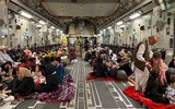 [ẢNH] Không phải 640 mà có tới 823 người nhồi nhét trên chiếc C-17 thoát khỏi Kabul