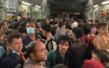 [ẢNH] Không phải 640 mà có tới 823 người nhồi nhét trên chiếc C-17 thoát khỏi Kabul