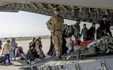 [ẢNH] Không phải 640 mà có tới 823 người nhồi nhét trên chiếc C-17 thoát khỏi Kabul