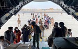[ẢNH] Không phải 640 mà có tới 823 người nhồi nhét trên chiếc C-17 thoát khỏi Kabul