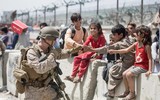 [ẢNH] Số phận mỉm cười với em bé Aghanistan sơ sinh di tản qua hàng rào kẽm gai
