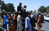 [ẢNH] Taliban ‘bất nhất’ khi vừa kêu gọi vừa cấm cửa viên chức Afghanistan đi làm