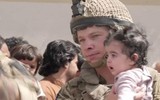 [ẢNH] Số phận mỉm cười với em bé Aghanistan sơ sinh di tản qua hàng rào kẽm gai