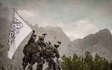 [ẢNH] Biệt kích Taliban công khai nhạo báng Mỹ