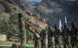 [ẢNH] Biệt kích Taliban công khai nhạo báng Mỹ