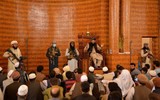 [ẢNH] Taliban vác súng đi xem bóng đá, động thái nhỏ, ý nghĩa lớn tại Afghanistan