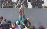 [ẢNH] Số phận mỉm cười với em bé Aghanistan sơ sinh di tản qua hàng rào kẽm gai