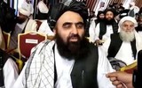 [ẢNH] Số phận mỉm cười với em bé Aghanistan sơ sinh di tản qua hàng rào kẽm gai
