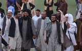 [ẢNH] Taliban vác súng đi xem bóng đá, động thái nhỏ, ý nghĩa lớn tại Afghanistan