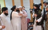 [ẢNH] Taliban vác súng đi xem bóng đá, động thái nhỏ, ý nghĩa lớn tại Afghanistan