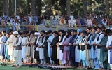 [ẢNH] Taliban vác súng đi xem bóng đá, động thái nhỏ, ý nghĩa lớn tại Afghanistan