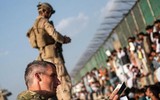 [ẢNH] Thiếu tướng Donahue là người lính Mỹ cuối cùng lên máy bay rời Afghanistan