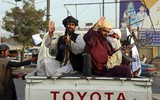 [ẢNH] Taliban 'vãi đạn' ăn mừng 'độc lập' sau khi lính Mỹ cuối cùng rời đi