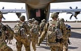 [ẢNH] Thiếu tướng Donahue là người lính Mỹ cuối cùng lên máy bay rời Afghanistan