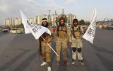 [ẢNH] Taliban 'vãi đạn' ăn mừng 'độc lập' sau khi lính Mỹ cuối cùng rời đi