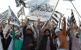 [ẢNH] Taliban 'vãi đạn' ăn mừng 'độc lập' sau khi lính Mỹ cuối cùng rời đi