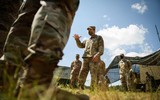 [ẢNH] Thiếu tướng Donahue là người lính Mỹ cuối cùng lên máy bay rời Afghanistan