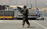 [ẢNH] Taliban giữ 6 máy bay chở người Mỹ không cho di tản khỏi Afghanistan
