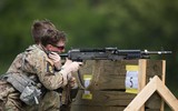 [ẢNH] Súng máy huyền thoại Mỹ trên bàn làm việc của chi huy khét tiếng Taliban