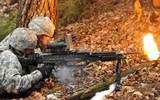 [ẢNH] Súng máy huyền thoại Mỹ trên bàn làm việc của chi huy khét tiếng Taliban