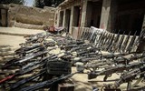 [ẢNH] Súng máy huyền thoại Mỹ trên bàn làm việc của chi huy khét tiếng Taliban