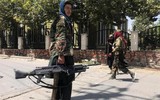 [ẢNH] Súng máy huyền thoại Mỹ trên bàn làm việc của chi huy khét tiếng Taliban